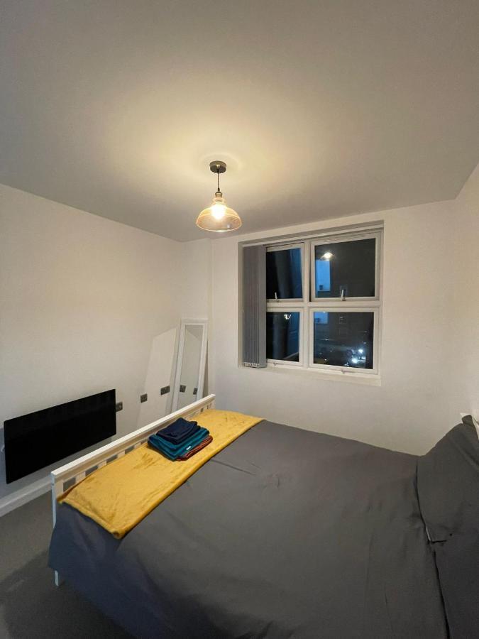 Charming Modern Apartment Near London Heathrow Feltham Exterior photo